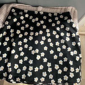 NEVER WORN daisy print silk mini skirt